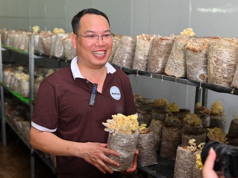 Hành Trình Hơn 10 Năm Gây Dựng Nấm Tốt: Từ Rơm Rạ Thành Nấm Hữu Cơ – Từ Trang Trại Tới Bữa Ăn Người Việt